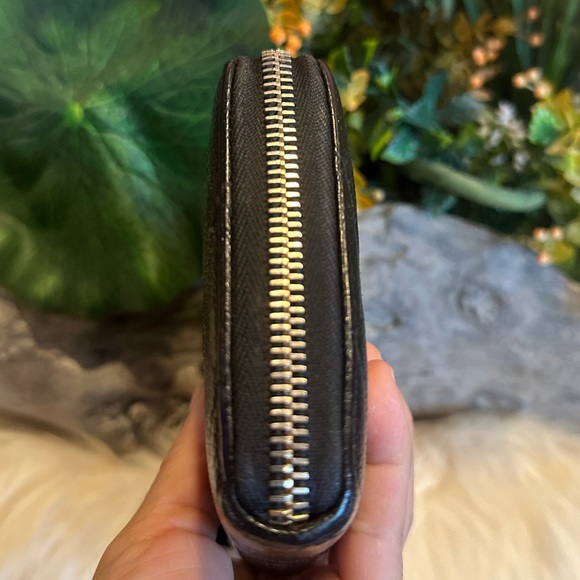 Chanel zip around wallet - Picture 6 of 16